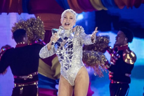 ​A RAINHA VOLTOU! 👑 Com nostalgia e espetáculo grandioso, Xuxa estreia nova turnê e emociona gerações