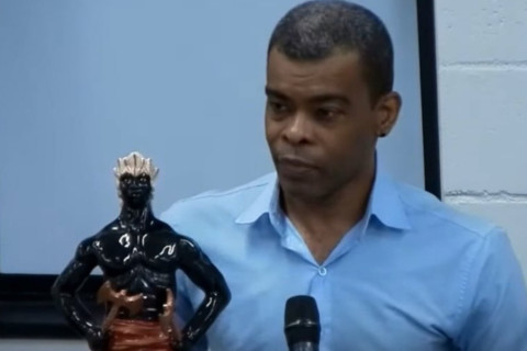 CÂMARA DE LIMEIRA RECEBE IMAGEM DE XANGÔ PARA SER EXPOSTA AO LADO DE CRUCIFIXO